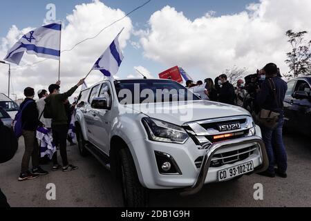 Gerusalemme, Israele. 16 novembre 2020. I manifestanti ebrei di destra, sostenitori dell'insediamento ebraico in tutta la ‘terra d'Israele, manifestano contro e costano una delegazione dell'Unione europea guidata dal rappresentante dell'Unione europea ai palestinesi, von Burgsdorff, mentre la delegazione tournée in Givat Hamatos, controverso. Il governo di Netanyahu si è spostato in avanti domenica 15 novembre 2020, pubblicando un bando di gara per la costruzione di 1,257 case a Givat Hamatos, in quello che alcuni sostengono è un passo mirato a precedere il presidente eletto degli Stati Uniti Joe Biden. Il territorio è considerato dalla comunità internazionale un insediamento Foto Stock