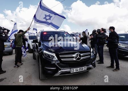 Gerusalemme, Israele. 16 novembre 2020. I manifestanti ebrei di destra, sostenitori dell'insediamento ebraico in tutta la ‘terra d'Israele, manifestano contro e costano una delegazione dell'Unione europea guidata dal rappresentante dell'Unione europea ai palestinesi, von Burgsdorff, mentre la delegazione tournée in Givat Hamatos, controverso. Il governo di Netanyahu si è spostato in avanti domenica 15 novembre 2020, pubblicando un bando di gara per la costruzione di 1,257 case a Givat Hamatos, in quello che alcuni sostengono è un passo mirato a precedere il presidente eletto degli Stati Uniti Joe Biden. Il territorio è considerato dalla comunità internazionale un insediamento Foto Stock