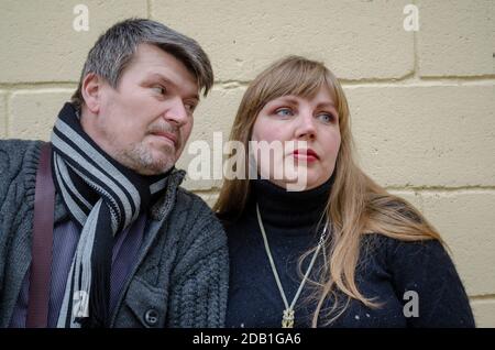 Il problema delle relazioni familiari è un concetto. Coppia eterosessuale di mezza età all'aperto. Uomo grigio che guarda una donna. Donna guarda via. Foto Stock