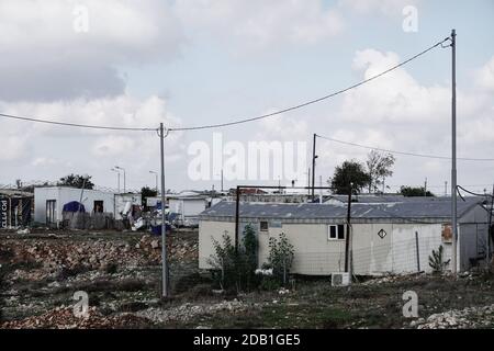 Gerusalemme, Israele. 16 novembre 2020. Le carovane ospitano nuovi immigrati a Givat Hamatos da decenni, mentre le unità abitative adeguate rimangono non disponibili. I manifestanti ebrei di destra, sostenitori dell'insediamento ebraico in tutta la ‘terra d'Israele, manifestano contro e costano una delegazione dell'Unione europea guidata dal rappresentante dell'Unione europea ai palestinesi, von Burgsdorff, mentre la delegazione tournée in Givat Hamatos, controverso. Il governo di Netanyahu si è spostato in avanti domenica 15 novembre 2020, pubblicando una gara per la costruzione di 1,257 case a Givat Hamatos, in quello che alcuni sostengono è un obiettivo di passo Foto Stock