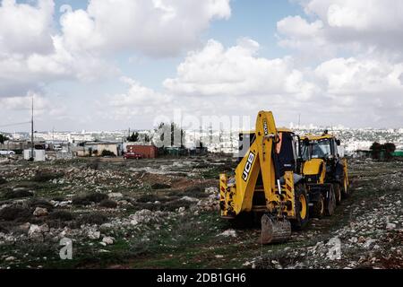 Gerusalemme, Israele. 16 novembre 2020. I manifestanti ebrei di destra, sostenitori dell'insediamento ebraico in tutta la ‘terra d'Israele, manifestano contro e costano una delegazione dell'Unione europea guidata dal rappresentante dell'Unione europea ai palestinesi, von Burgsdorff, mentre la delegazione tournée in Givat Hamatos, controverso. Il governo di Netanyahu si è spostato in avanti domenica 15 novembre 2020, pubblicando un bando di gara per la costruzione di 1,257 case a Givat Hamatos, in quello che alcuni sostengono è un passo mirato a precedere il presidente eletto degli Stati Uniti Joe Biden. Il territorio è considerato dalla comunità internazionale un insediamento Foto Stock