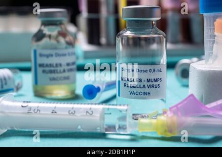 Diverse fiale di triplo vaccino virale di morbillo, rosolia e parotite, noto come vaccino MMR, immagine concettuale Foto Stock
