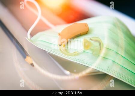 Problemi dei sordi durante la crisi del coronavirus. Concetto di quarantena, sicurezza in ufficio, lavoro a casa, distanza sociale. Corona virus preven Foto Stock