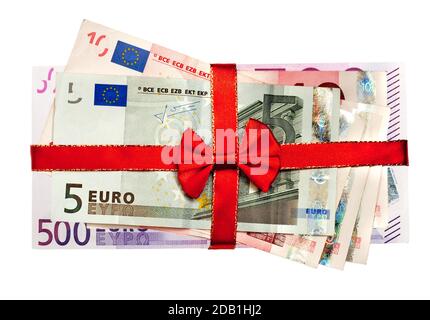 Pila di banconote in euro con nastro rosso isolato su bianco sfondo Foto Stock