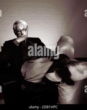 Ritratto del designer industriale tedesco Dieter Rams a Londra circa 1987 Foto Stock