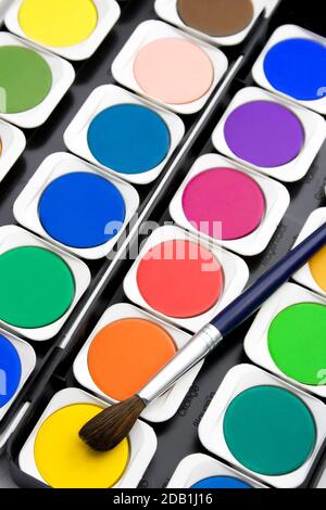 Set di colori ad acqua con colori pennelli Foto stock - Alamy