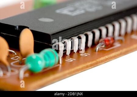 Chip di circuito elettronico su scheda isolato su sfondo bianco Foto Stock