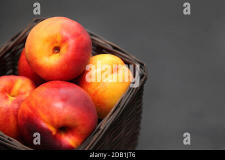 Nettarine di frutta fresca nel cesto Foto Stock