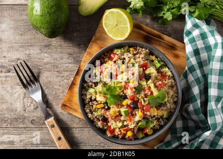 Insalata messicana con quinoa in ciotola su tavolo di legno Foto Stock