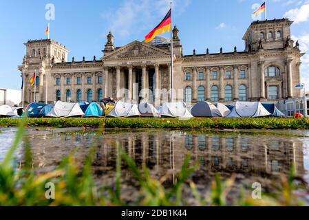Germania, Berlino, 16 novembre 2020: Le tende sono collocate di fronte all'edificio tedesco del Reichstag durante una "dimostrazione di tenda" contro il cosiddetto "nuovo patto sulla migrazione e l'asilo" presentato dalla Commissione europea. Oltre 30 movimenti e organizzazioni di diversi paesi europei chiedono proteste il 15 e 16 novembre e chiedono la chiusura di tutti i campi profughi delle isole dell'Egeo; La fine degli spacciamenti illegali alle frontiere esterne dell'Unione europea e delle procedure di asilo eque per tutti coloro che non hanno un tasso medio di protezione. (Foto di Jan Scheunert/Sipa USA) Foto Stock