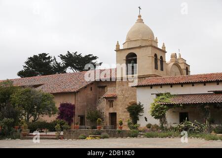 Missione San Carlos Borromeo del R’o Carmelo. Costruita per la prima volta nel 1797, è una delle chiese cattoliche della missione più autenticamente restaurate in California. Situato alla foce della Carmel Valley, California, è nel registro nazionale dei luoghi storici ed è un monumento storico nazionale. Foto Stock