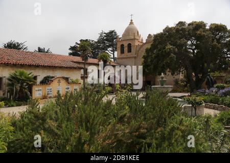 Missione San Carlos Borromeo del R’o Carmelo. Costruita per la prima volta nel 1797, è una delle chiese cattoliche della missione più autenticamente restaurate in California. Situato alla foce della Carmel Valley, California, è nel registro nazionale dei luoghi storici ed è un monumento storico nazionale. Foto Stock