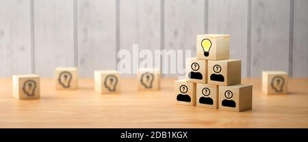 cubi che mostrano una sessione di brainstorming su sfondo di legno - 3d illustrazione Foto Stock