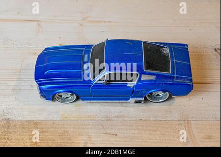 vecchia auto giocattolo blu in piedi su panca di legno Foto Stock