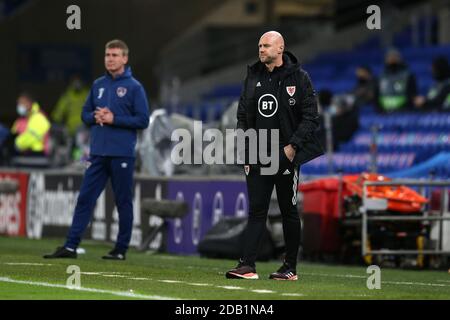 Cardiff, Regno Unito. 15 novembre 2020. Stephen Kenny, il capo allenatore della Repubblica d'Irlanda (l) e Rob Page, il allenatore del Galles guarda avanti dalla linea di contatto.UEFA Nations League, gruppo H match, Galles contro Repubblica d'Irlanda allo stadio della città di Cardiff, Galles del Sud, domenica 15 novembre 2020. pic by Andrew Orchard/Andrew Orchard sports photography/Alamy Live News Credit: Andrew Orchard sports photography/Alamy Live News Foto Stock