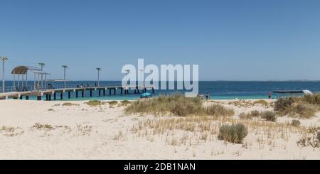 Spiaggia e molo a Jurien Bay sull'Oceano Indiano, Australia Occidentale, Australia Foto Stock