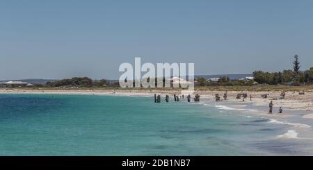 Spiaggia di Jurien Bay sull'Oceano Indiano, presa dal Jetty della Baia di Jurien, Australia Occidentale, Australia Foto Stock