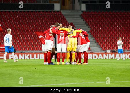 Copenaghen, Danimarca. 15 novembre 2020. I giocatori della Danimarca si sono riuniti prima della partita della Lega delle Nazioni tra la Danimarca e l'Islanda il giorno 5 del gruppo B a Parken, Copenaghen. (Photo Credit: Gonzales Photo/Alamy Live News Foto Stock