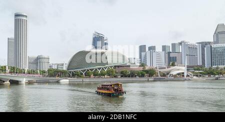 Vista dell'Esplanade, dei teatri sulla baia e dello skyline di Singapore Attraversata la riva di Singapore Foto Stock