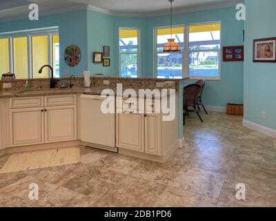 Cucina, alcova pranzo, finestre, porte scorrevoli in vetro, mobili in mandorle, ripiani in granito, lavello, lavastoviglie, grande pavimento in ceramica, casa, PR Foto Stock