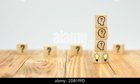 cubi che mostrano una sessione di brainstorming su sfondo bianco - 3d illustrazione Foto Stock