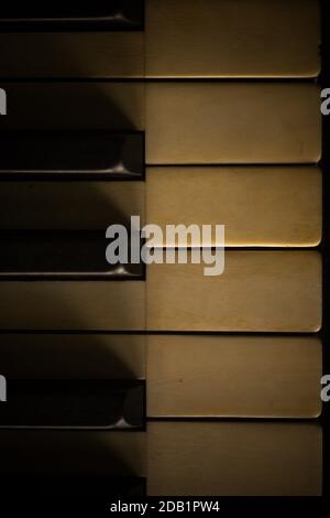 Primo piano di una vecchia tastiera per pianoforte. Foto Stock