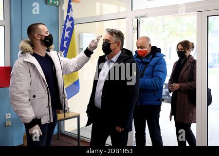 Sarajevo, Sarajevo. 15 novembre 2020. Zeljko Komsic, membro della Presidenza della BiH, misura la sua temperatura prima di entrare in una stazione di scrutinio a Sarajevo, Bosnia-Erzegovina, il 15 novembre 2020. Domenica la Bosnia-Erzegovina (BiH) ha tenuto le elezioni locali. Credit: Nedim Grabovica/Xinhua/Alamy Live News Foto Stock