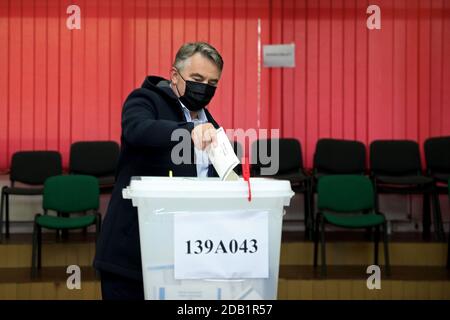 Sarajevo, Sarajevo. 15 novembre 2020. Zeljko Komsic, membro della Presidenza della BiH, ha fatto il suo scrutinio in una stazione elettorale a Sarajevo, Bosnia-Erzegovina, il 15 novembre 2020. Domenica la Bosnia-Erzegovina (BiH) ha tenuto le elezioni locali. Credit: Nedim Grabovica/Xinhua/Alamy Live News Foto Stock