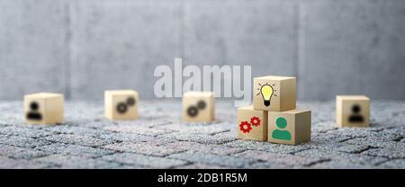 cubi che mostrano una sessione di brainstorming su sfondo concreto - 3d illustrazione Foto Stock