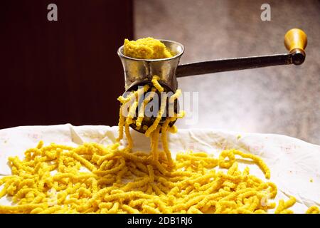 Fare passatelli pasta tradizionale italiana di Modena. Concetto di cibo e cucina, hobby durante la chiusura del coronavirus Foto Stock