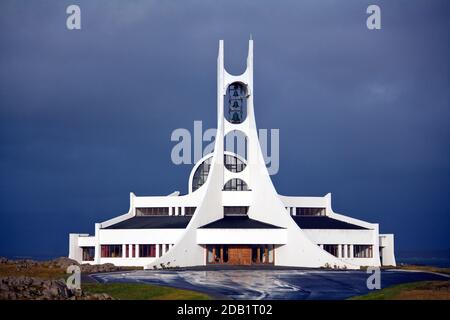 Architettura della chiesa moderna a Stykisholmur in Islanda Foto Stock