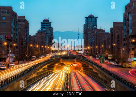 Torre Milad, conosciuta anche come la Torre di Teheran è la sesta-torre più in alto e il 24th-più alto struttura autoportante in tutto il mondo. Foto Stock