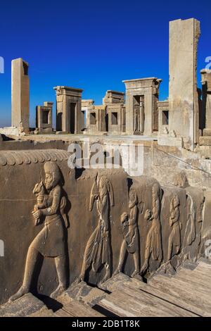 Scultura in rilievo del soggetto persone in Palazzo Tachar a Persepolis, Iran. Foto Stock