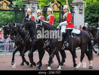 Soldati e cavalli della divisione Household, prendono parte alla sfilata di compleanno della regina del colore Trooping, Londra, Inghilterra Foto Stock