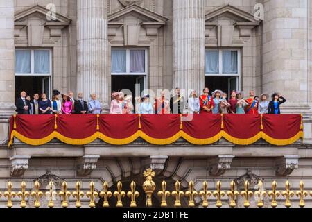 Sua Maestà la Regina Elisabetta II, il Principe Filippo e la Famiglia reale Britannica sul balcone di Buckingham Palace durante il flypassato, Trooping the Color Foto Stock