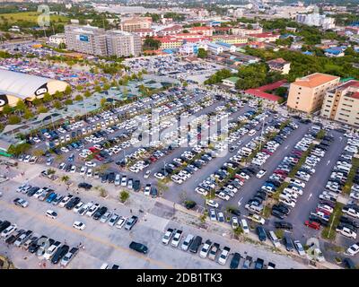 Parcheggio auto vista dall'alto, vista aerea al mercato notturno di Ninja chonburi. Parcheggio con vista dall'alto in thailandia. Foto Stock