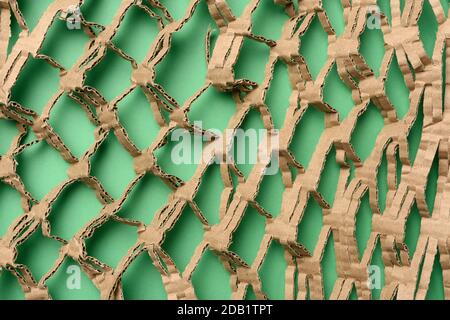 tessuto verde astratto con carta corrugata marrone a nido d'ape tagliata, telaio completo Foto Stock