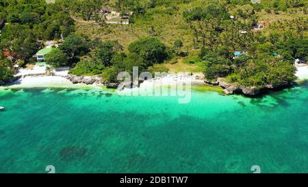 Bellissima spiaggia di sabbia e acque turchesi a Anda resort, Filippine. Foto Stock