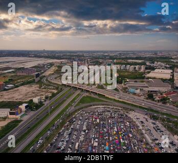 Vista panoramica del mercato notturno di Ninja chonburi con parcheggio auto. Paesaggio urbano in thailandia. Foto Stock