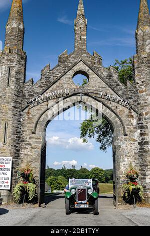 L'impressionante ingresso con cancello al Castello di Taymouth presso Kenmore Perthshire Scotland UK. Foto Stock