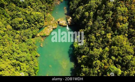 Fiume nella foresta pluviale in un canyon di montagna. Fiume Loboc nella giungla verde. Bohol, Filippine. Foto Stock