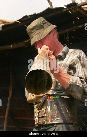 Uomo nella campagna della Romania con un bugle artigianale Foto Stock