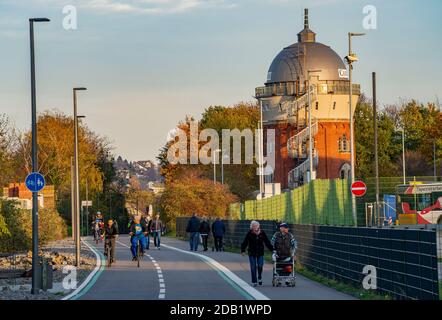 Pista ciclabile, Radschnellweg Ruhr, RS1, sezione di estensione in Mülheim, pista ciclabile divisa, sentiero pedonale, Camera Obscura Museo del Cinema, ex torre dell'acqua, Mü Foto Stock