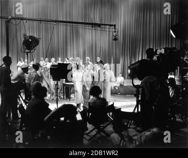 RUBY KEELER FRANK McHugh JAMES CAGNEY JOAN BLONDLL e Chorus Girls sul set cantato con Movie Crew Filming FOOTLIGHT PARADE 1933 regista LLOYD BACON numeri musicali creato e diretto da BUSBY BERKELEY Warner Bros. Foto Stock