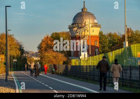 Pista ciclabile, Radschnellweg Ruhr, RS1, sezione di estensione in Mülheim, pista ciclabile divisa, sentiero pedonale, Camera Obscura Museo del Cinema, ex torre dell'acqua, Mü Foto Stock