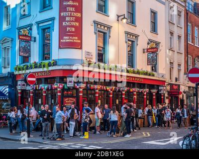 Pullman e cavalli Pub di Soho. Il famoso Coach & Horses a 29 Greek Street nel West End di Londra. Costruito all'inizio del XIX secolo Il Grade ii Listed. Foto Stock