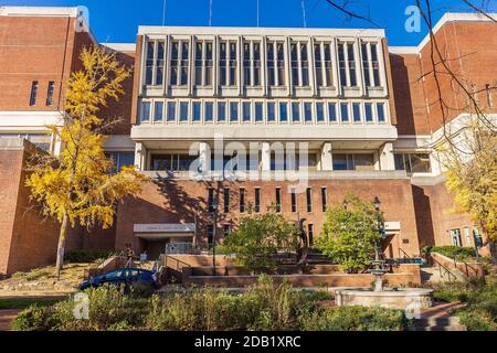 ATENE, OH, USA - 6 NOVEMBRE: Biblioteca Vernon R. Alden il 6 novembre 2020 all'Università dell'Ohio di Atene, Ohio. Foto Stock