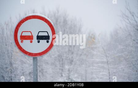 Nessun segnale di sorpasso sulla strada invernale Foto Stock