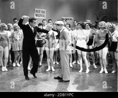 JAMES CAGNEY FRANK McHugh e Chorus Girls in FOOTLIGHT PARADE 1933 regista LLOYD BACON numeri musicali creati e diretti da BUSBY BERKELEY Warner Bros. Foto Stock