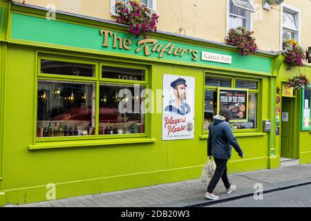 The Rafters gastro pub con vecchia targa pubblicitaria di sigarette fuori, Kilkenny, County Kilkenny, Irlanda Foto Stock